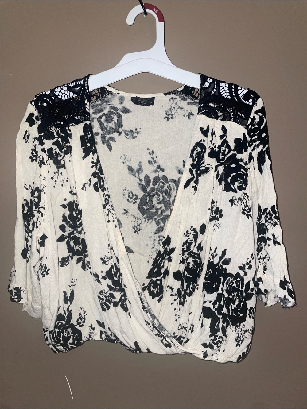 Rue 21 women’s Black & White Floral Lace-Shoulder Wrap Blouse Sz XL